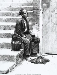 Zeeslakkenverkoper in traditionele kleding, in Girgenti, ca. 1920